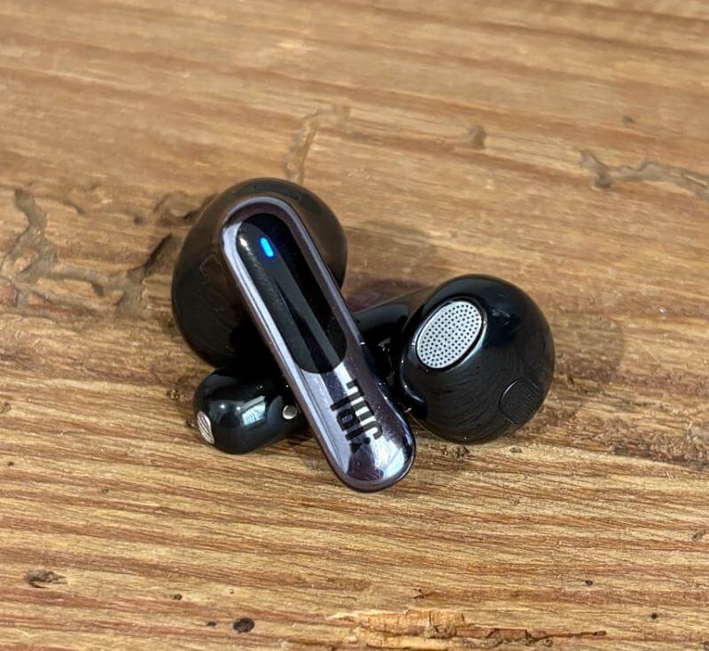JBL Live 3 True Wireless Series Review: The Ultimate Earbuds for Every Lifestyle 5 jbl live flex 3 review4 JBL Live 3 True Wireless Series Review: The Ultimate Earbuds for Every Lifestyle
