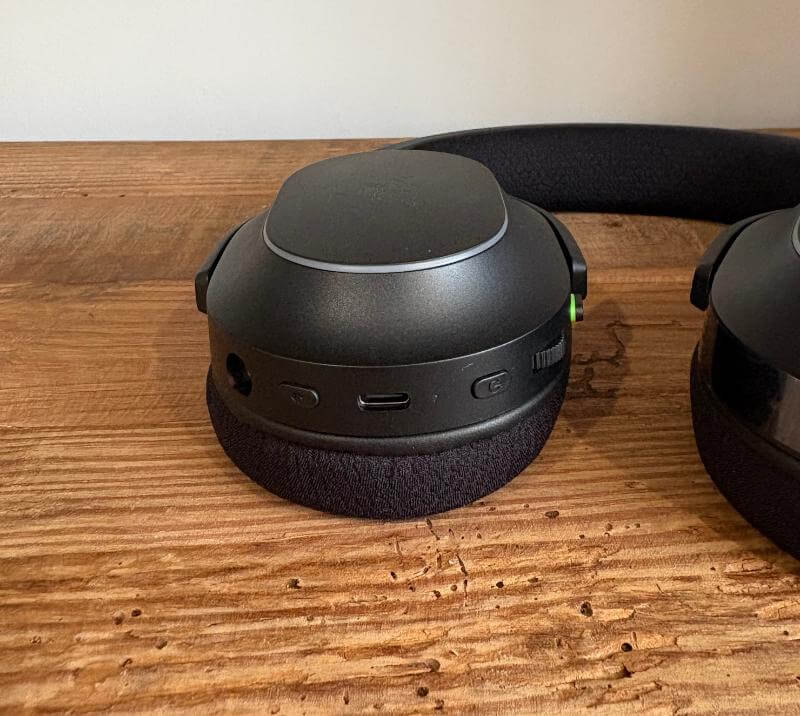 Razer Barracuda X Chroma Review: A Perfect Blend of Style, Comfort, and Performance 7 razer barracuda x chrome review8 Razer Barracuda X Chroma Review: A Perfect Blend of Style, Comfort, and Performance