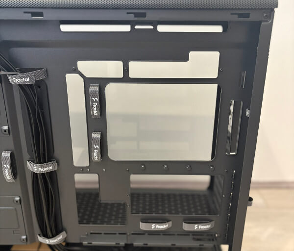 1984AE57 7354 4BB6 B882 F9C9E295152A 1 102 a Fractal Design Epoch XL Review: Clean Design, Big Compatibility and Excellent Airflow