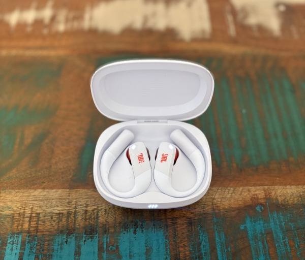 4CC3121E BBC0 475E A92C 784FC714AA71 1 105 c JBL Endurance Peak 4 Review: Workout Earbuds That Stay Locked In
