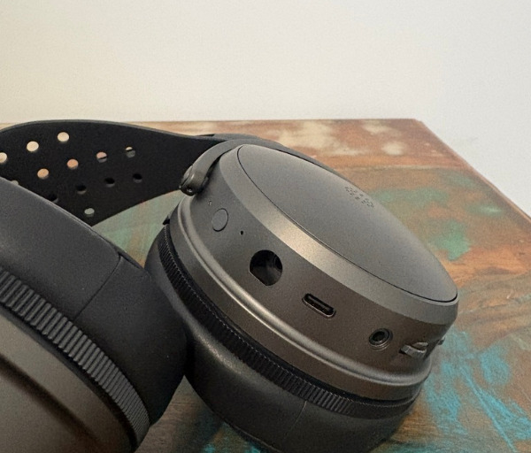 84D727B5 8E78 4385 BB4D 4AF4EA62327C 1 105 c Audeze Maxwell 2 Review: Audiophile Gaming Sound With Serious Wireless Versatility