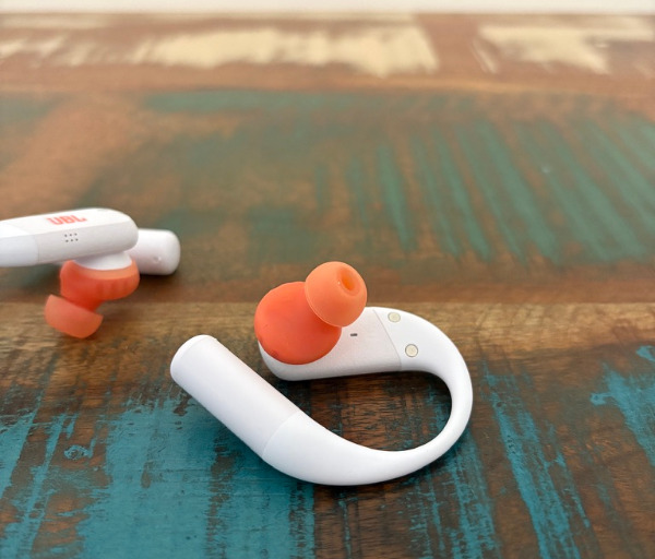 934FA763 10FD 4E33 9640 6AA39D27A922 1 105 c JBL Endurance Peak 4 Review: Workout Earbuds That Stay Locked In