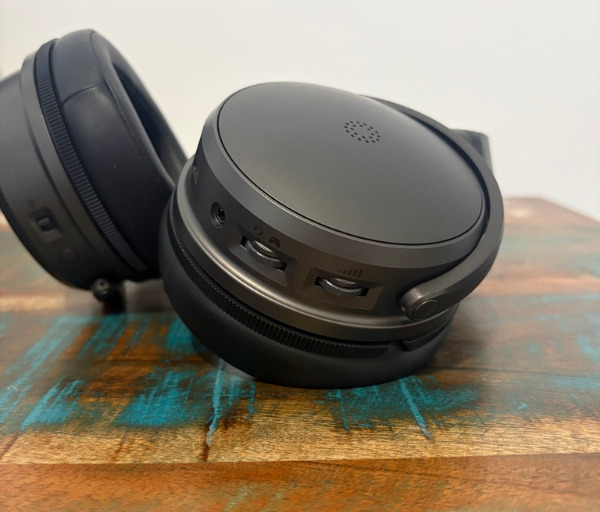 E07C90BE 3AD7 4F58 B252 4A11D475F8D9 1 105 c Audeze Maxwell 2 Review: Audiophile Gaming Sound With Serious Wireless Versatility
