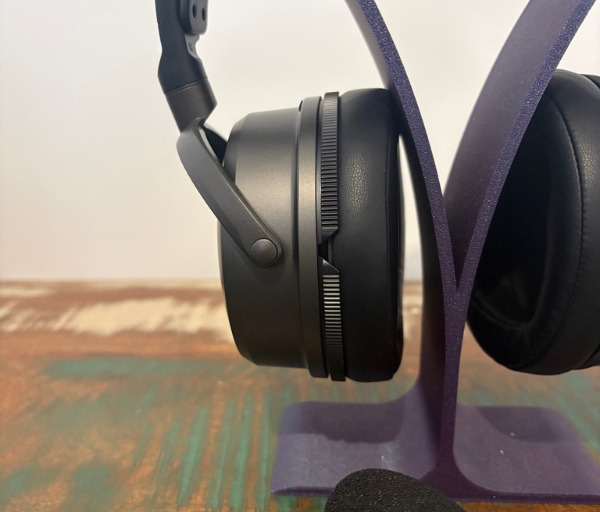 EE67F3A1 A645 4813 A405 E4F4402C42E7 1 105 c Audeze Maxwell 2 Review: Audiophile Gaming Sound With Serious Wireless Versatility