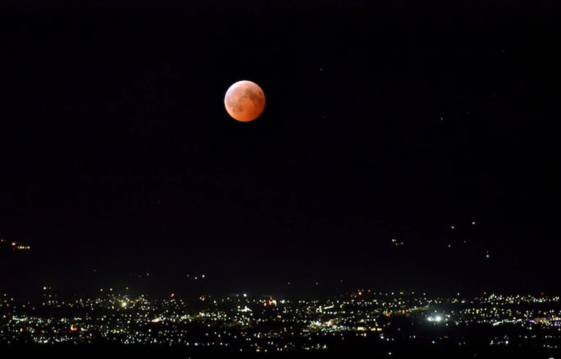 SCR 20260512 kwjo Capturing the Blood Moon from Perth with the Seestar S30 Pro