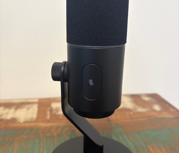 83441524 DFF4 4A78 87A1 0BB37C042563 1 105 c Razer Seiren V3 Pro Review: USB Convenience Meets XLR Flexibility