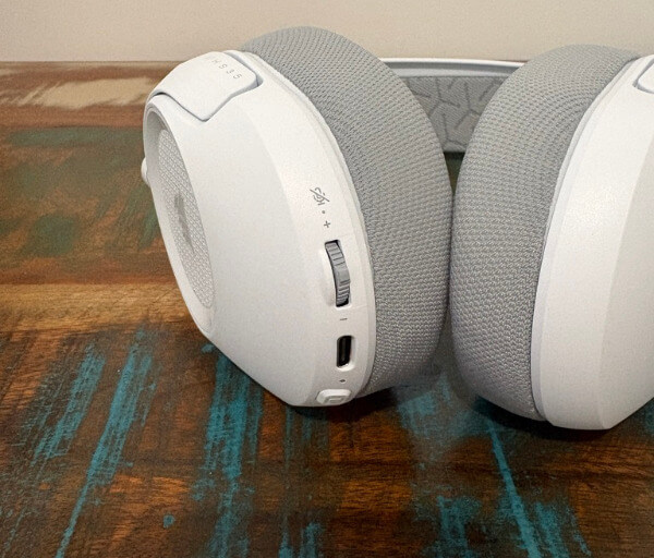 4DC59AC2 AD2B 468D BC5A 048AA244A318 1 105 c CORSAIR HS35 v3 Wireless Review: Lightweight Comfort and Flexible Connectivity
