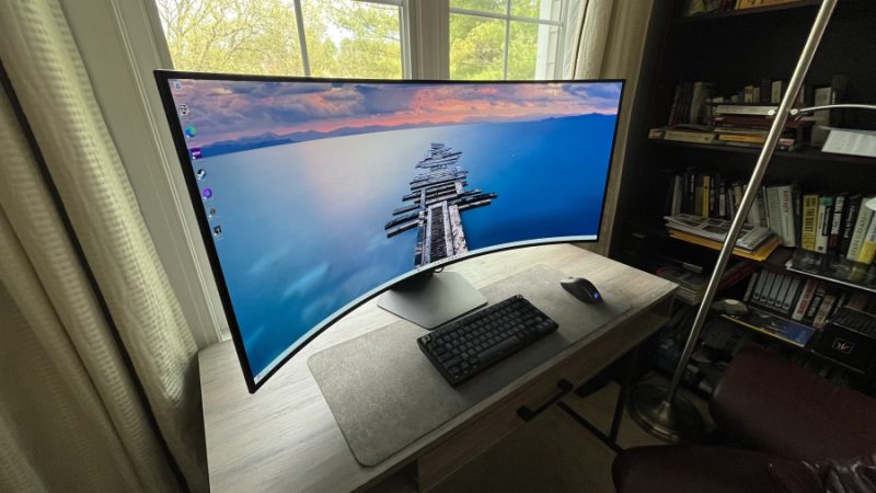 Windows 11 Bloatware Still Frustrates Laptop Buyers 1 Laptop screen showing Windows 11 bloatware and manufacturer software icons cluttering the desktop
