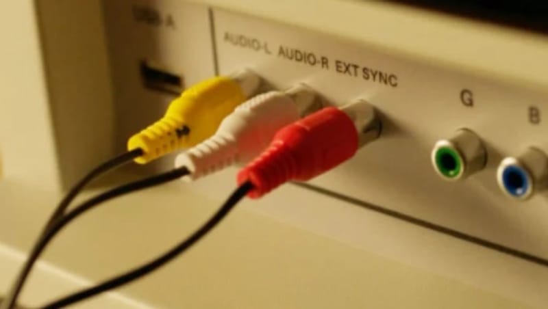 Unico Traveller ULW10 retro gaming monitor shown from the side with its rear storage compartment open