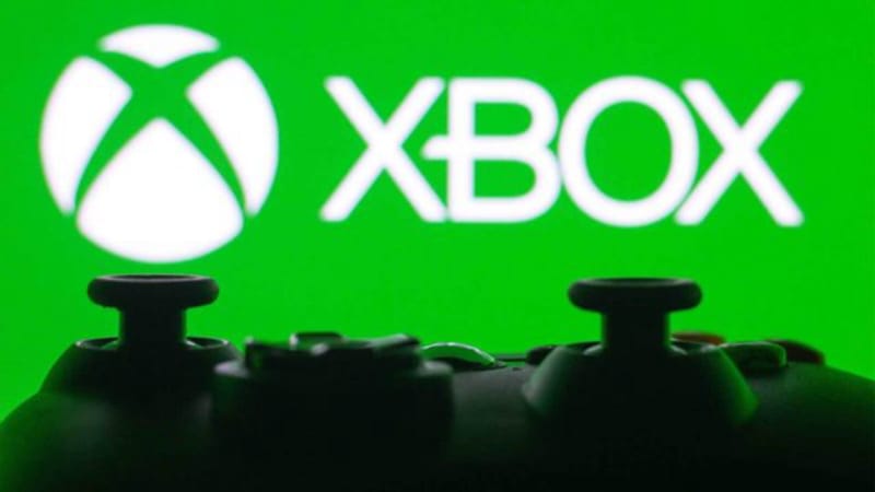 Xbox Tests Ad-Free Cloud Playtime Without Game Pass 1 Xbox controller next to a screen showing Xbox cloud playtime streaming options